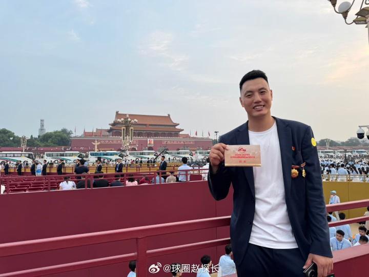 翟晓川现身阅兵仪式 佩戴双荣誉奖章亮相天安门