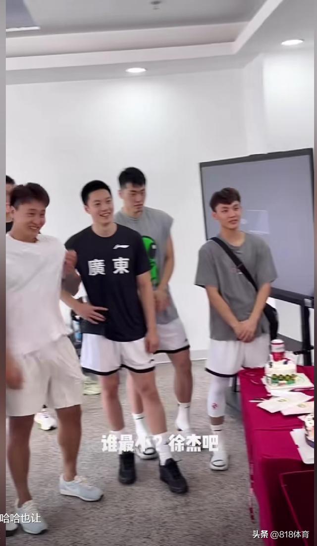 广东全运男篮欢乐庆生：赵睿周鹏联手“拍蛋糕”焦泊乔