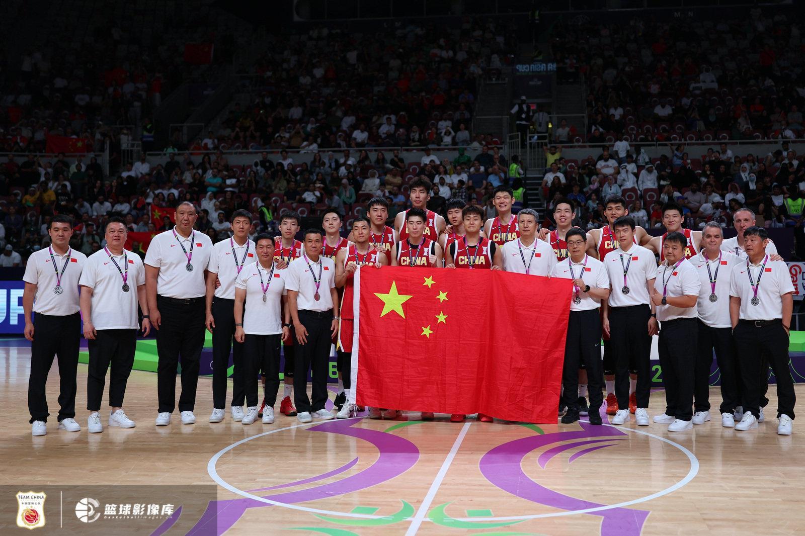 媒体人热议：团结一心 中国男篮亚洲无敌手