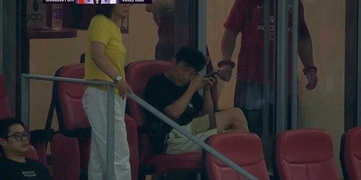 亚冠赛场惊现一幕：海港0-3落后 武磊看台专注玩手机引热议