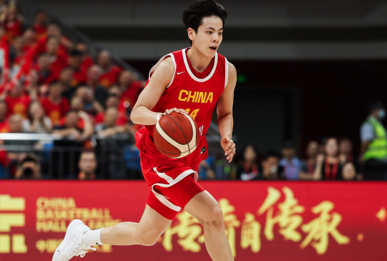 女篮新星崛起：杨舒予25分+5三分，亚洲杯后完美蜕变