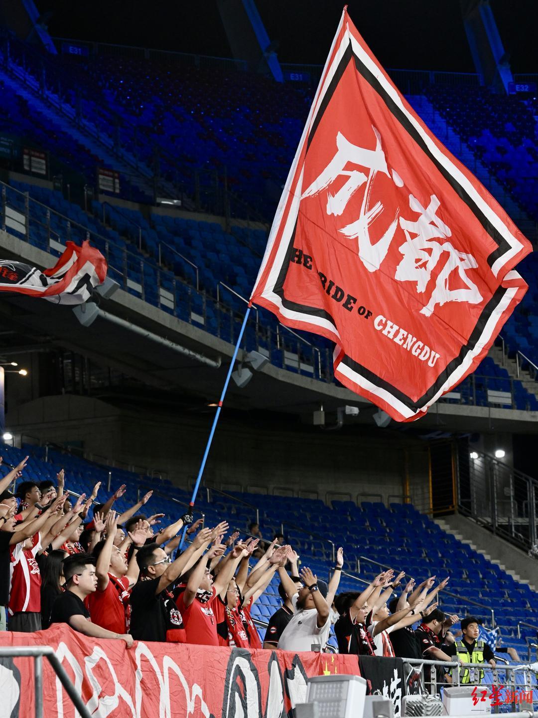 四川足球亚冠首战遗憾告负，成都蓉城客场遭逆转球迷不离不弃
