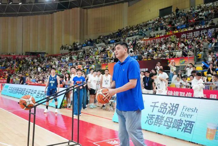 30年前男篮黄金一代重聚！刘玉栋开球助阵，郑武率金华队大胜