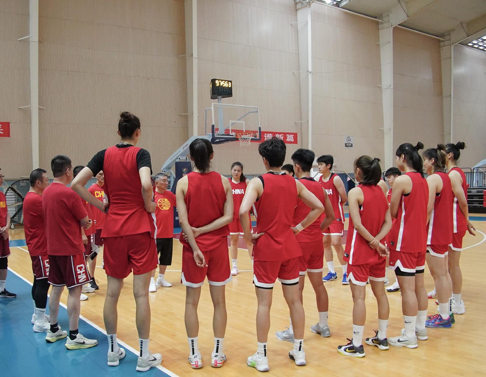中国女篮热身赛启幕：张子宇2米26身高引关注，18岁篮板王冉珂嘉成亮点