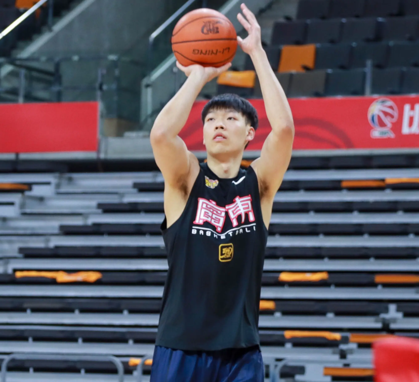 杜锋助力张昊蜕变！攻防两端全面升级，稳坐广东队轮换阵容