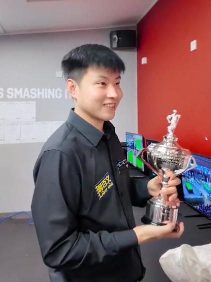 赵心童斯诺克英格兰赛4-0速胜，三杆破百获世锦赛复刻奖杯