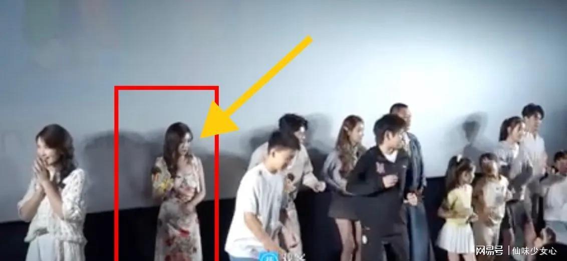 王晓晨俞灏明甜蜜现身，牵手逛街地库互动引关注