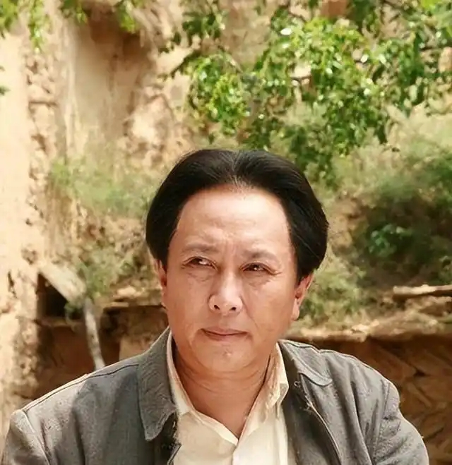 唐国强阅兵后遭国籍质疑，白衬衫背后的真相揭秘