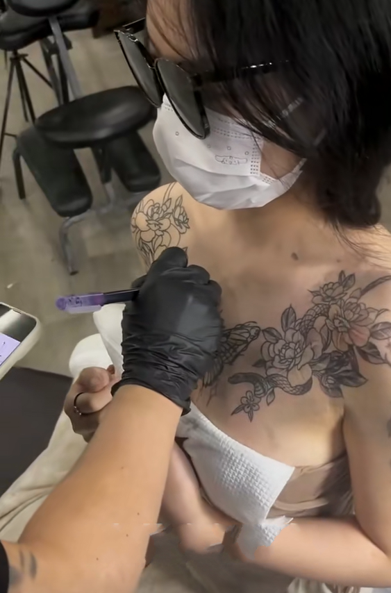女子纹花胸全程戴口罩墨镜，怕被认出引发社会争议