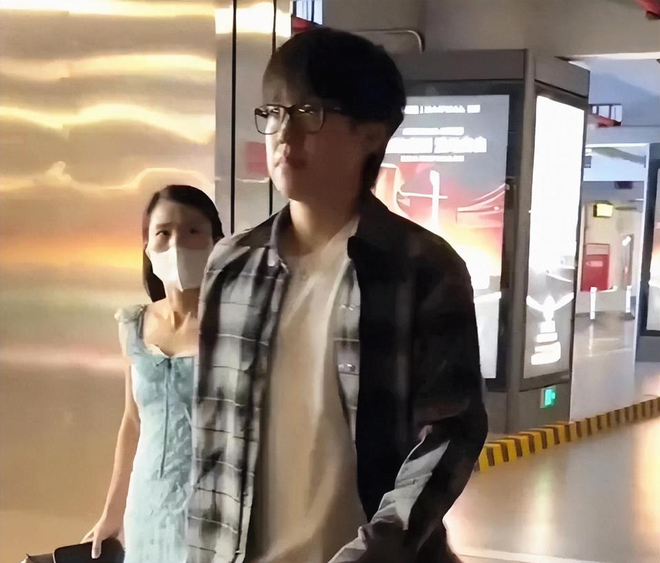 王楚钦机场遭45岁女子尾随追要微信，极端粉丝行为引热议