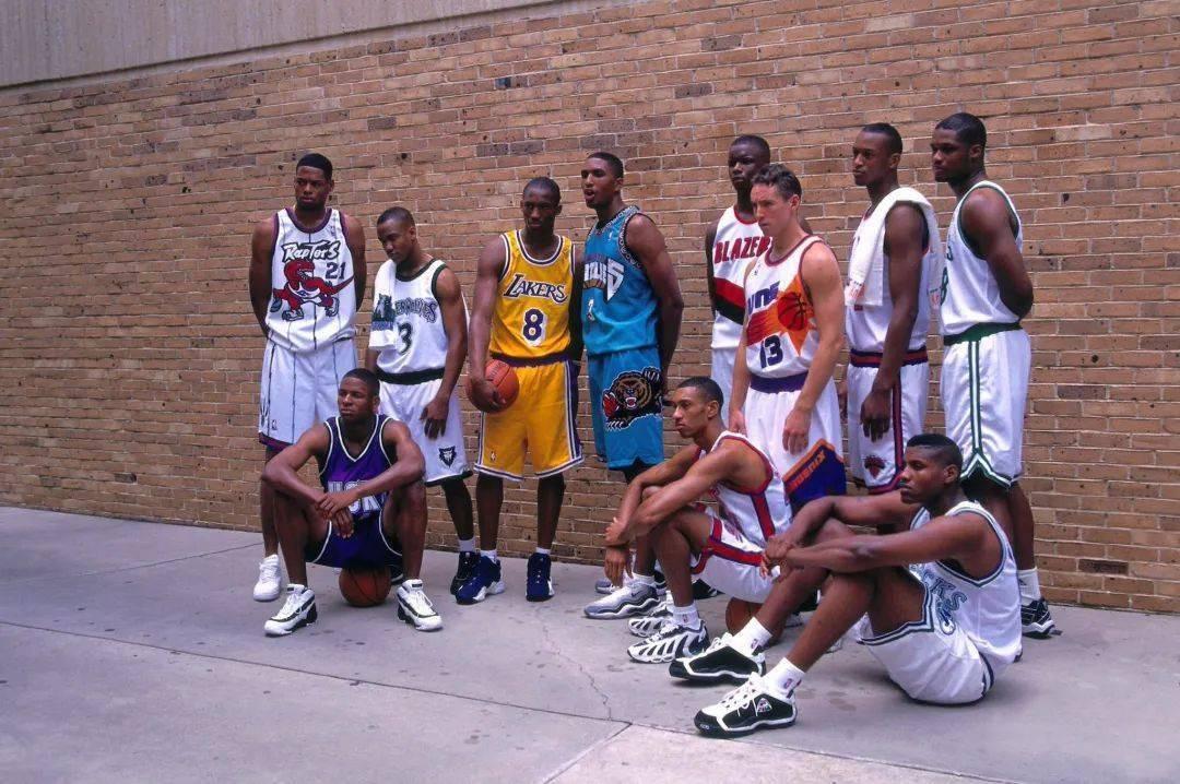 1996年NBA选秀：艾弗森状元背后，榜眼与探花是谁？