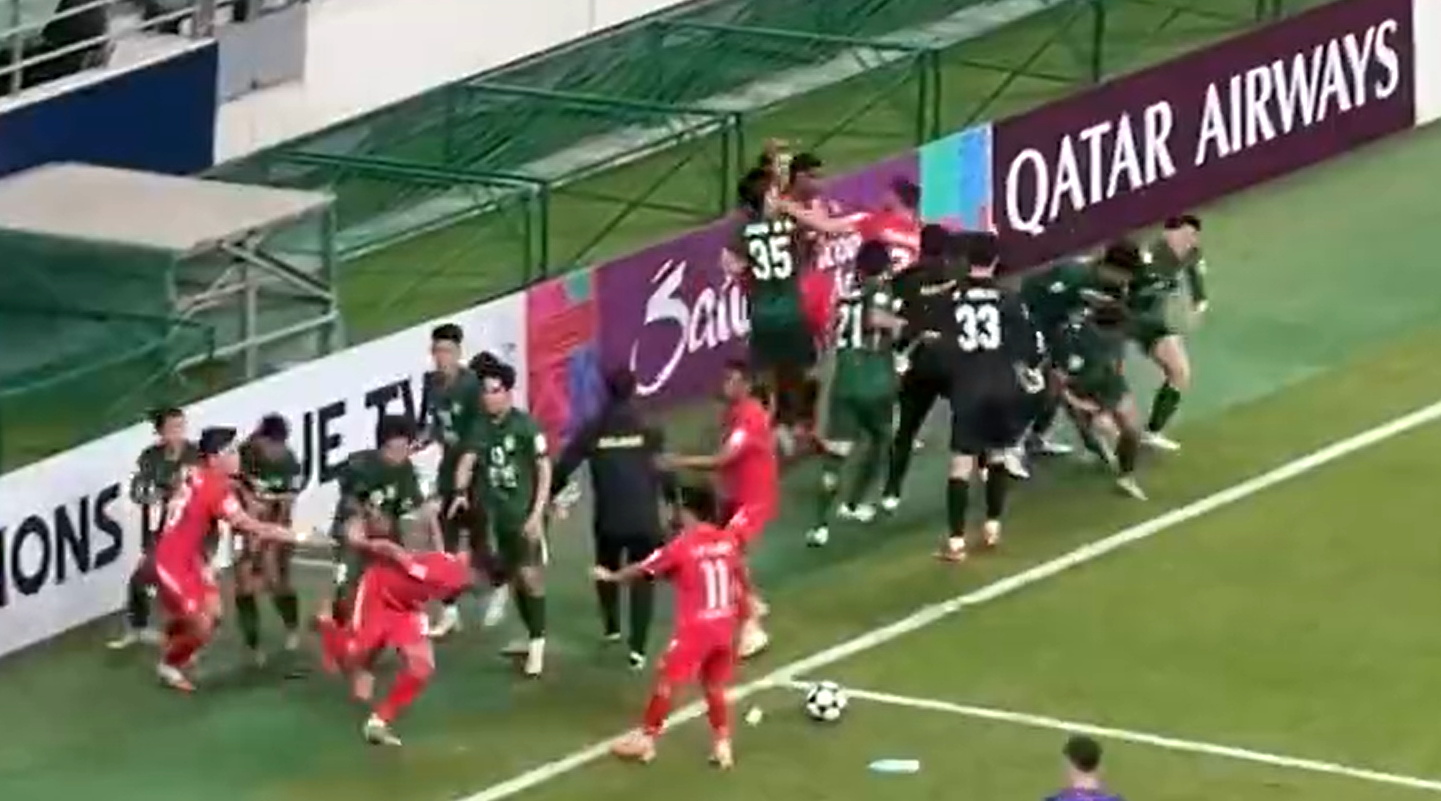 国安2-2河内引冲突，亚足联或重罚！球迷扔水瓶成焦点
