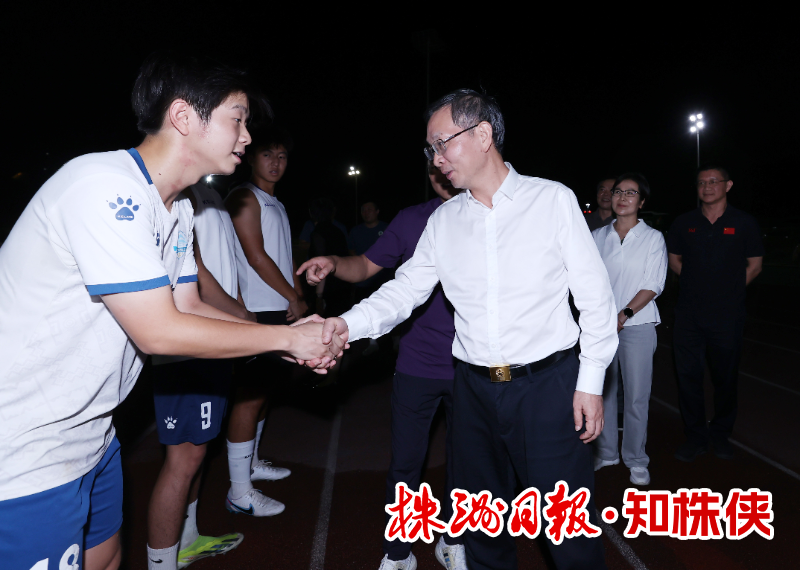 株洲市长陈恢清慰问‘湘超’株洲队 寄语再创佳绩