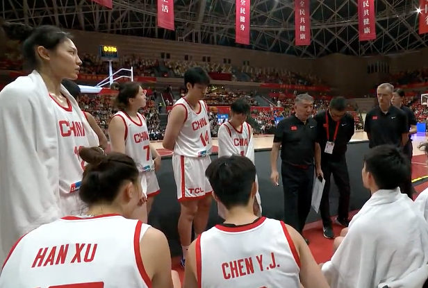 中国女篮热身赛半场平局：杨舒予4分6助，张子宇3犯引关注