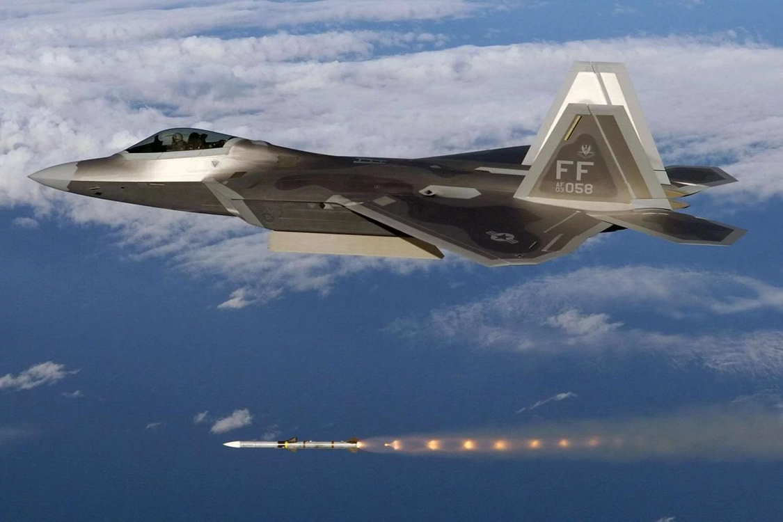 F-22猛禽发射AIM-120D导弹测试现场