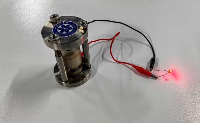 全球首创！中国科学家成功研制氢负离子电池