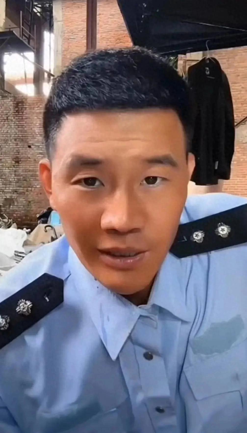嘎子哥直播穿警服翻车，7日行政拘留引热议