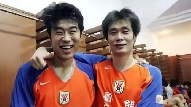 齐鲁德比战火重燃：李霄鹏与韩鹏师兄弟对决，谁将称雄？