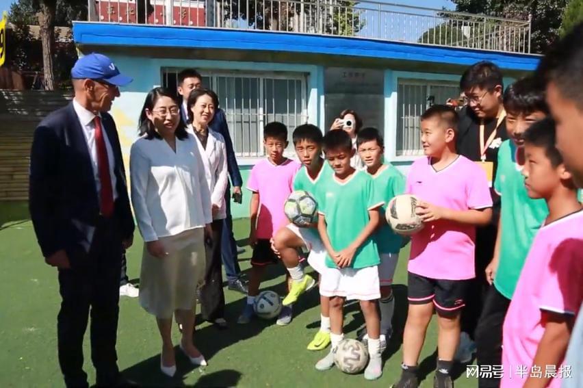 国际大体联主席雷诺·艾德到访东北路小学 共话足球未来