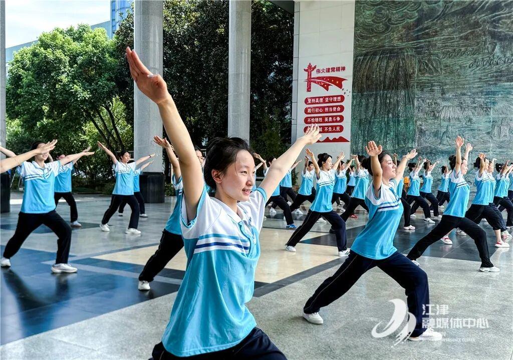 青春风暴来袭！江津田家炳中学拉拉队助阵渝超联赛