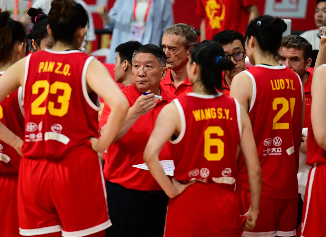 中国女篮两连胜后集训，宫鲁鸣力推两大新星崛起