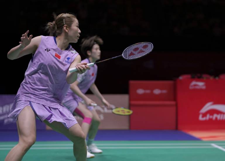 火力全开！贾一凡/张殊贤2-0速胜世界第16，强势晋级女双四强