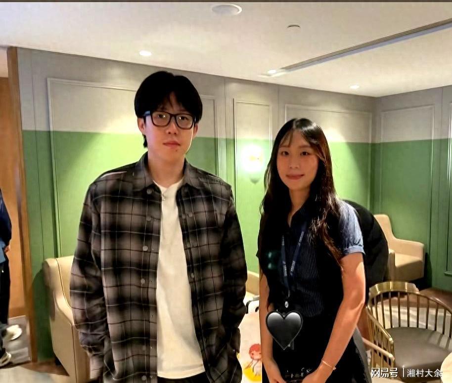 澳门冠军赛女工作人员与莎莎大头合影 追梦瞬间引爆网络