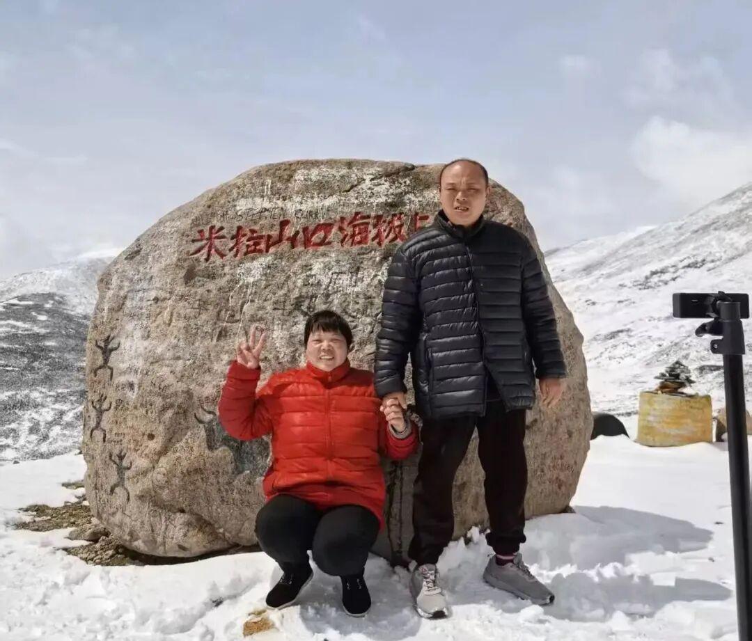 湖南56岁单亲妈妈带35岁智力仅2岁儿子自驾游中国