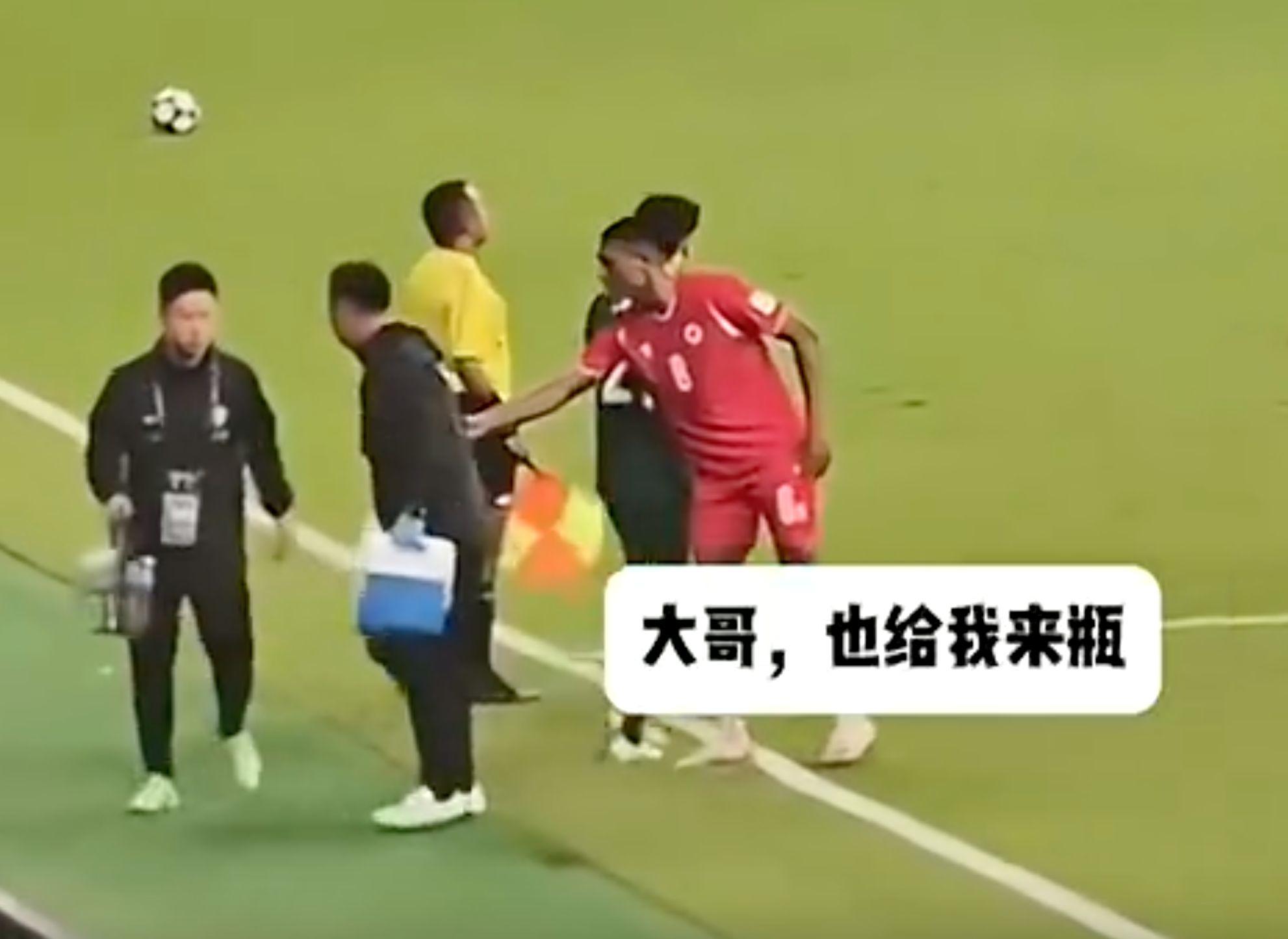 亚冠赛场奇闻：河内球员冲突后求水遭拒，捡剩水解渴