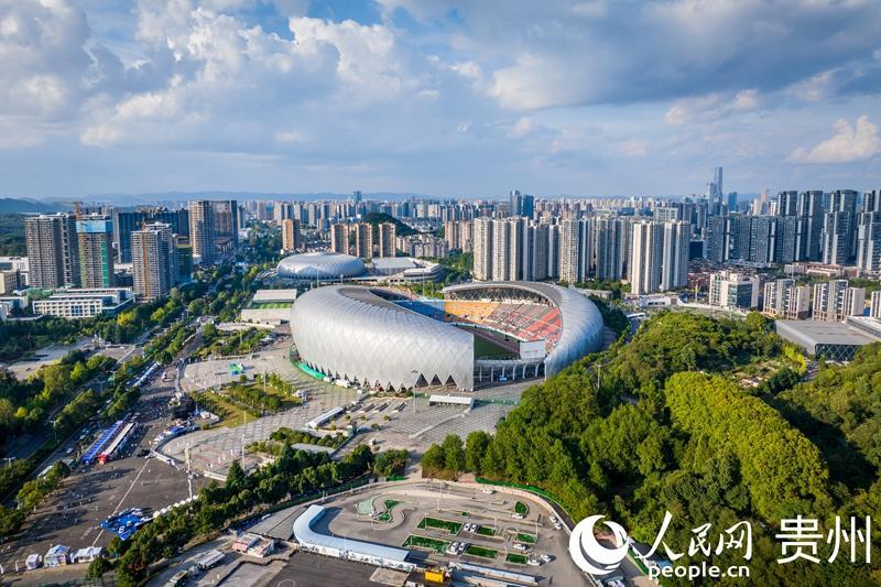 2025城市足球邀请赛贵阳盛大启幕，业余球队激战林城