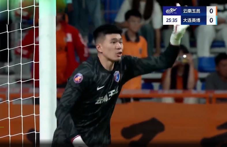 大连英博1-1云南玉昆：马镇失误成焦点，申花门将再引争议