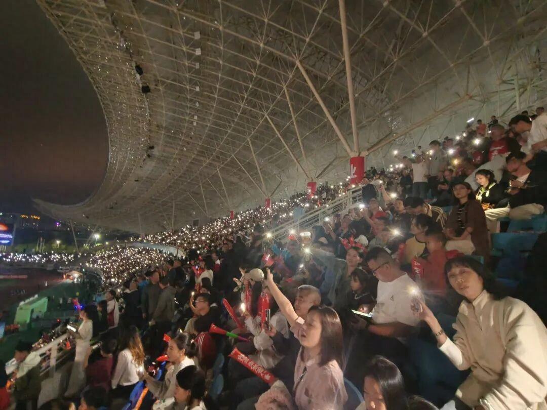 震撼！湘超联赛岳阳主场2万球迷大合唱《真心英雄》