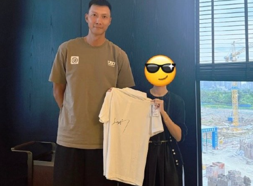 广东清远偶遇易建联！球迷收获珍贵亲签引热议