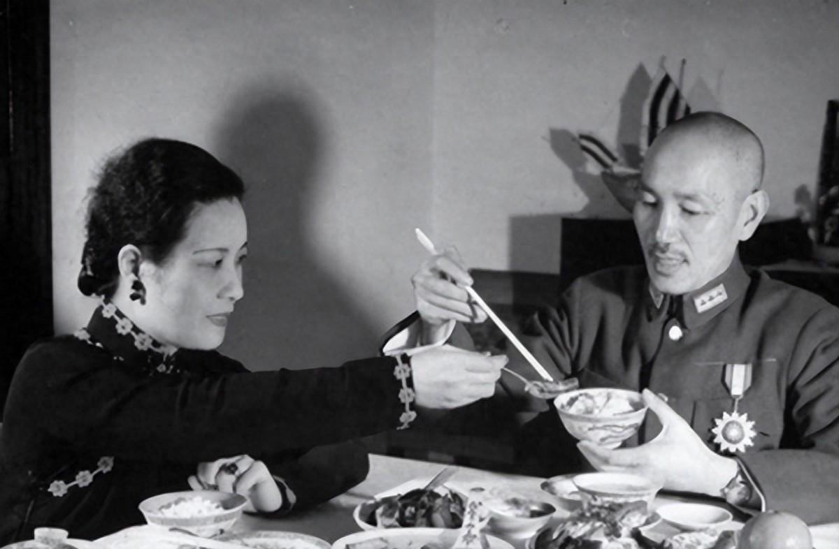 王耀武尝宋美龄手艺后紧急转移妻儿，拒绝赴台背后有何隐情？