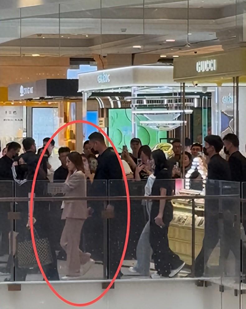 马伊琍活动造型：妆容衣服完美，鞋履却成败笔，4位数潮牌引争议