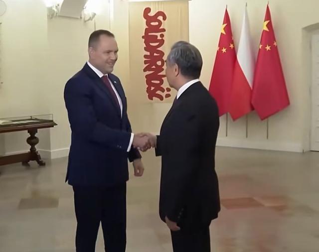 波兰封锁中欧铁路，中国12年前北极战略即将启动应对
