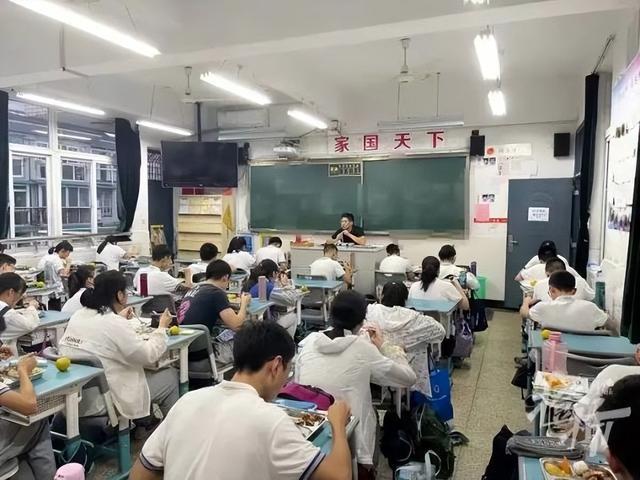 杭州家长被要求协助晚自习管理，家校责任边界引热议
