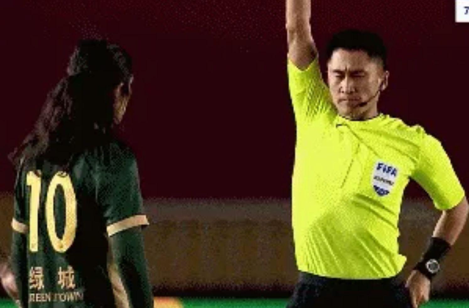 浙江队36岁中场李提香激愤抗争马宁：13秒连吃两黄被罚下