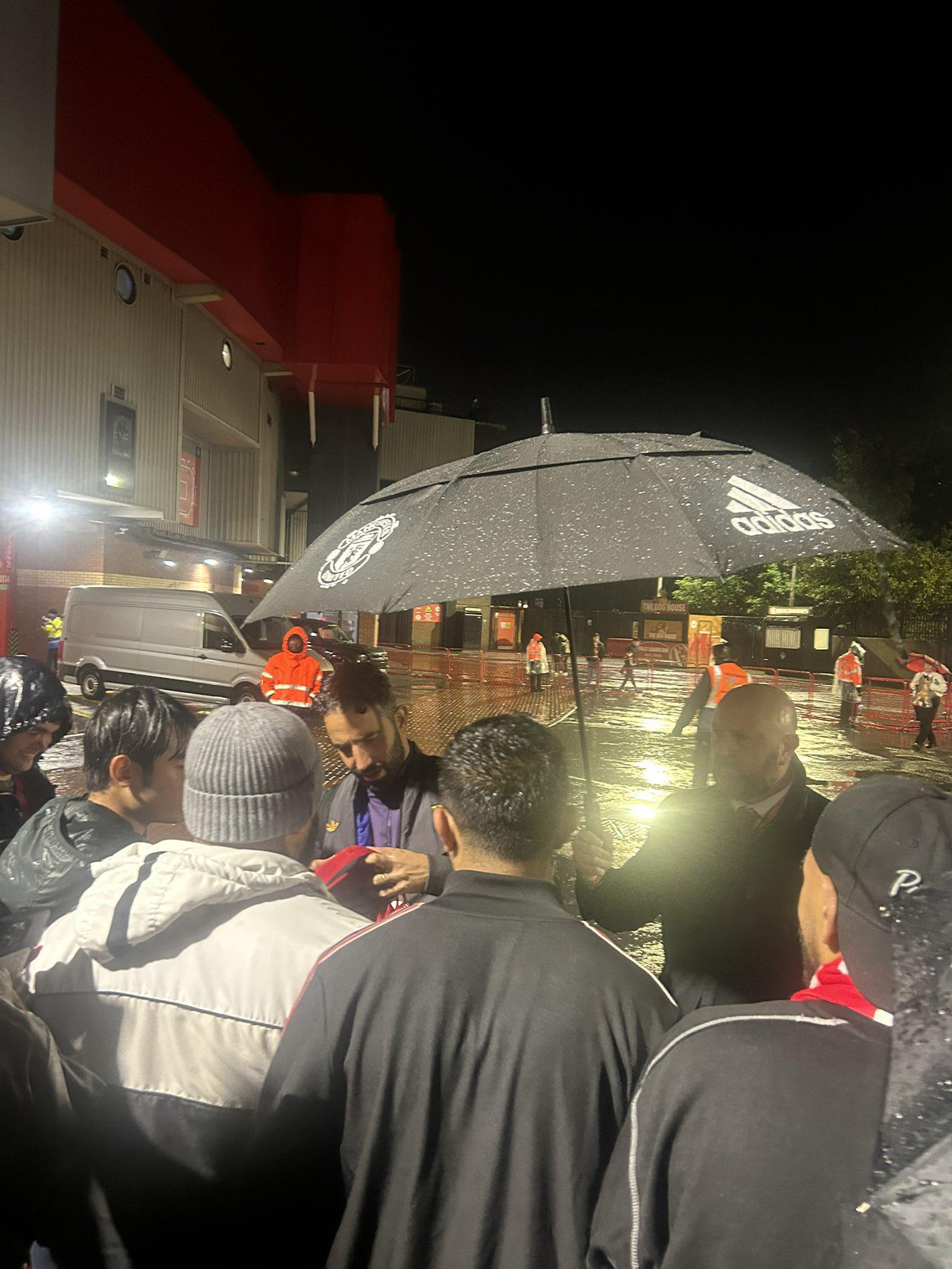 曼联主帅阿莫林赛后冒雨为球迷签名，展现暖心一幕