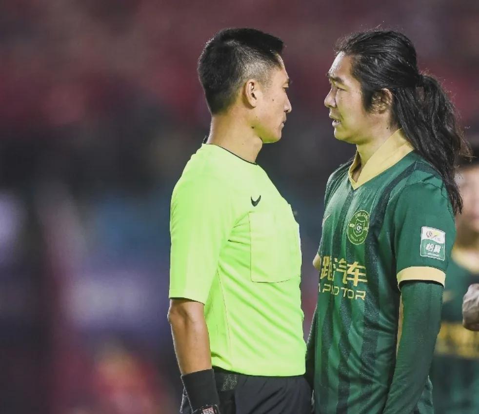 浙江队3-3绝平亚泰！马宁8黄2红罚下2人引热议