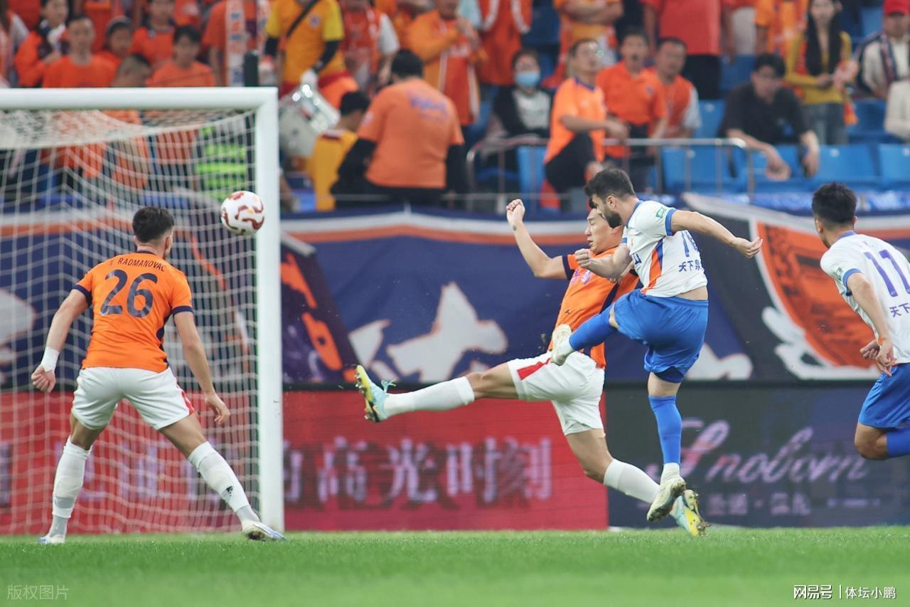 齐鲁德比惊现2-2平局！泰山队末段诡异丢球，人情球争议引发热议