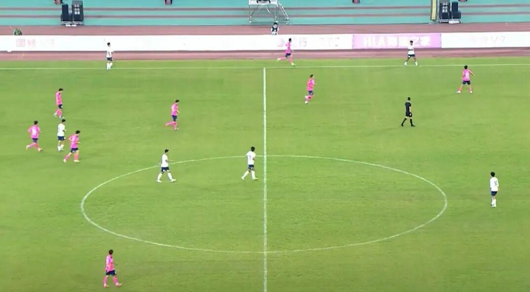 苏超赛场速报：无锡球员薛天1分钟内绝杀，2:1领先镇江队