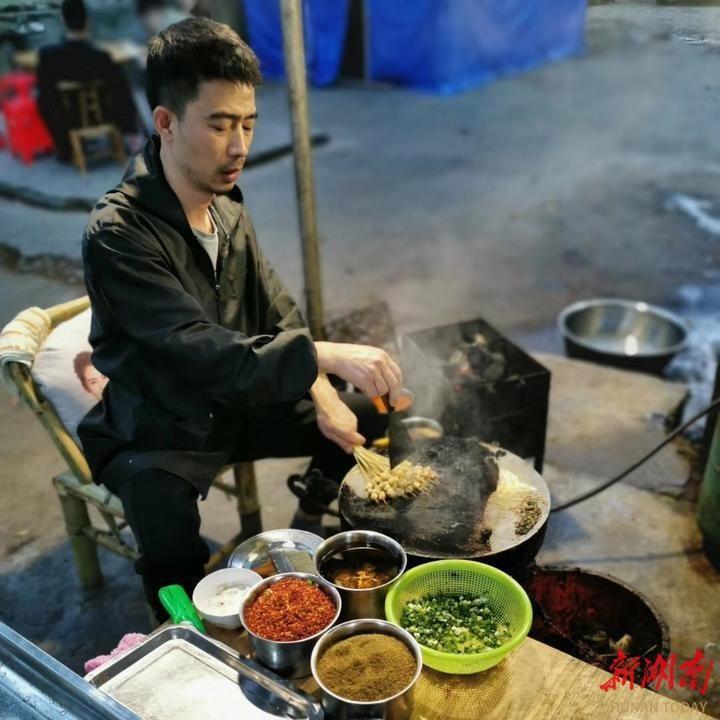 岳阳纸厂烧烤20万赞助湘超：23年异乡情，回馈第二故乡