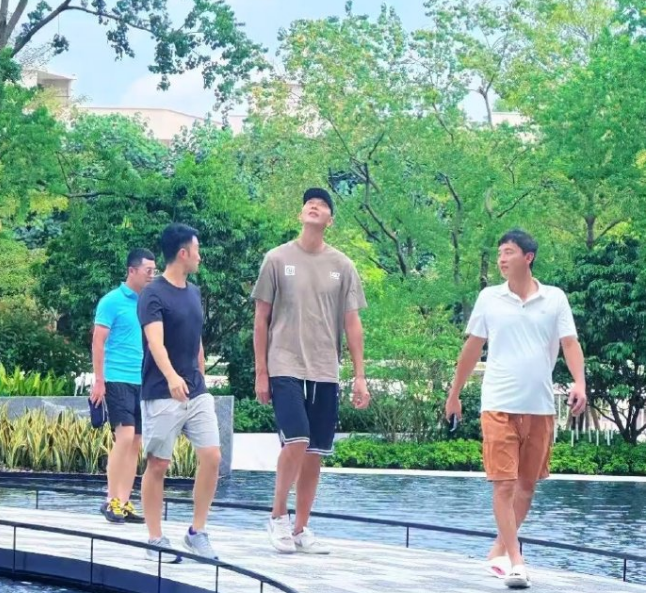 三分球4连中！易建联退役后近况曝光，复出引热议