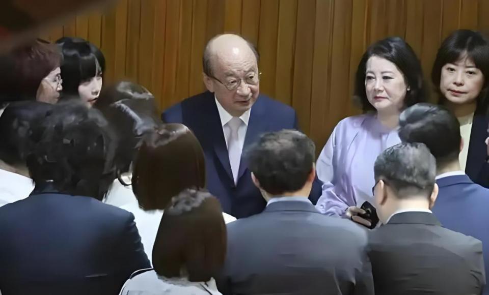 民进党高层内斗升级：赖清德VS柯建铭，吴思瑶夹缝求生