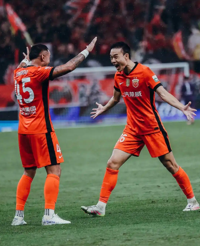 中超25轮惊现连环失误！海港2秒错失双良机，维塔尔遭群嘲