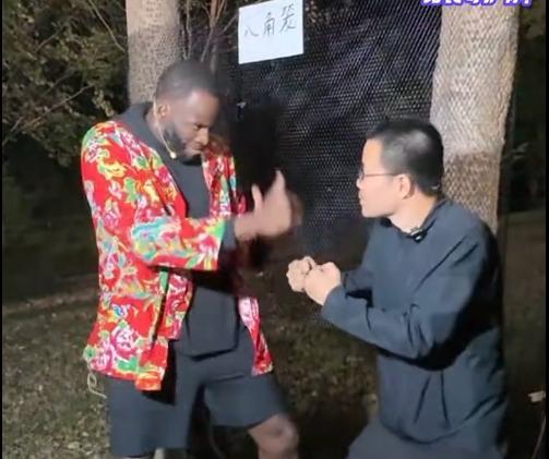 德雷蒙德-格林沈阳行：穿东北花袄大战徐静雨，现场趣事不断
