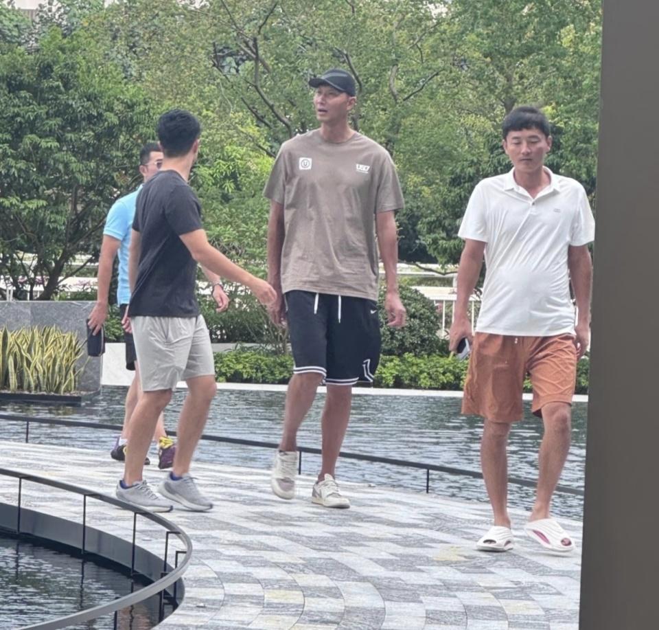 易建联清远现身引热议：与11号球衣合影，风波后仍受关注
