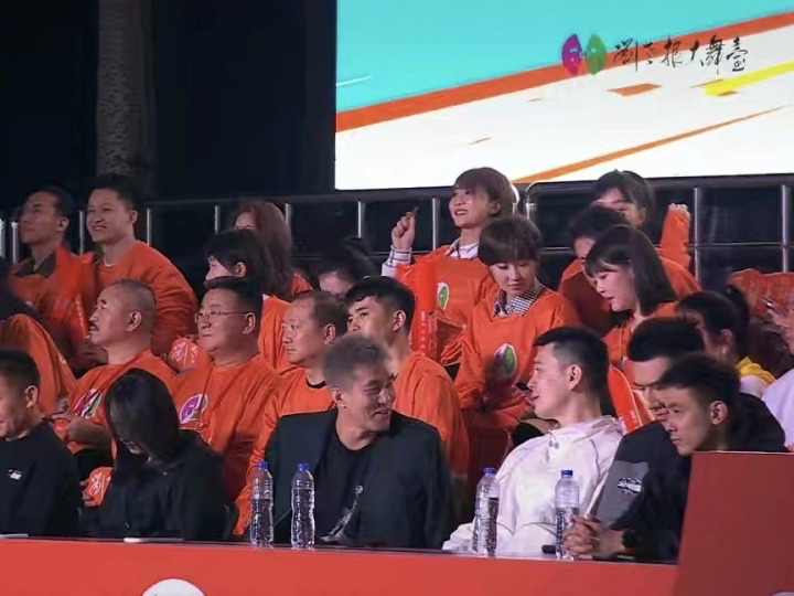 郭艾伦与辽篮主帅杨鸣及前队友同框，活动现场谈笑风生