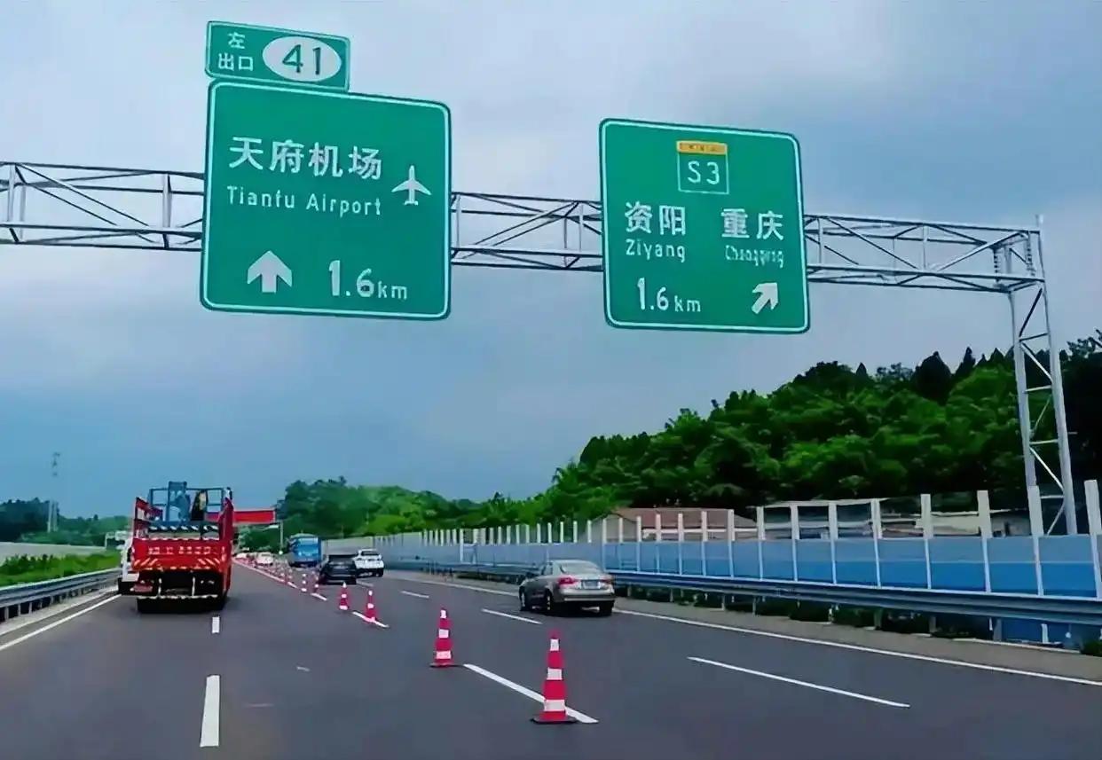 中国高速指示牌大变革：中英文标识或全面简化，安全与体验双提升